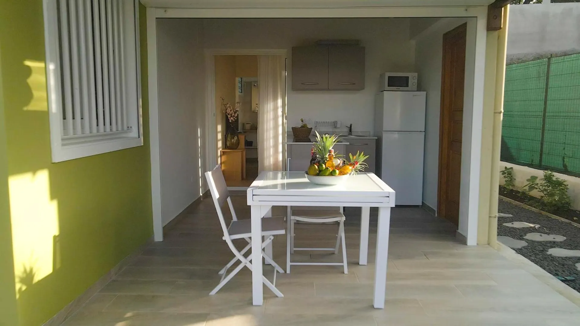 Appartement Studio Avec Piscine, A 3 Minutes A Pied Des Plages Sainte-Anne